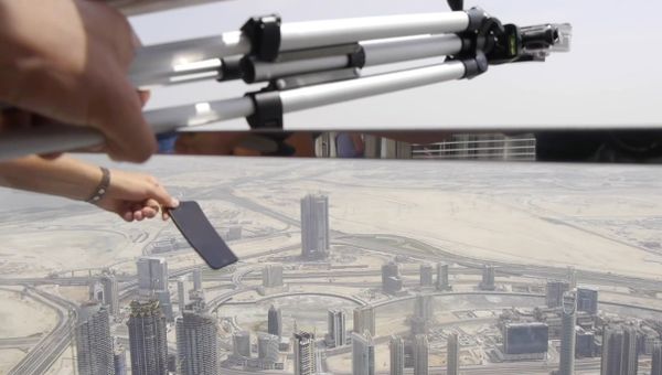 Dropping the iPhone 7 Plus From The World's Tallest Building (829 meters) - Sputnik International