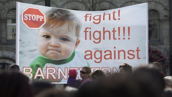 Some 200 people gather in Oslo, on April 16, 2016 to protest against Norwegian child welfare service (Barnevernet) - Sputnik International