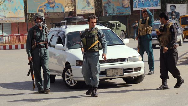 Afghan policemen keep watch in the downtown of Kunduz city, Afghanistan October 3, 2016. - Sputnik International
