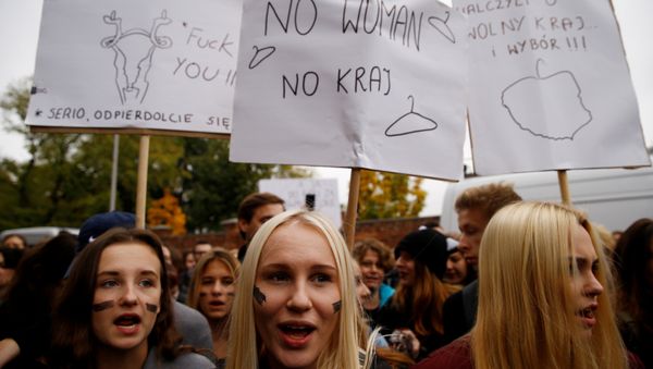 Women shout slogans as they gather in an abortion rights campaigners' demonstration to protest against plans for a total ban on abortion in front of the ruling party Law and Justice (PiS) headquarters in Warsaw, Poland October 3, 2016. Women shout slogans as they gather in an abortion rights campaigners' demonstration to protest against plans for a total ban on abortion in front of the ruling party Law and Justice (PiS) headquarters in Warsaw, Poland October 3, 2016. - Sputnik International