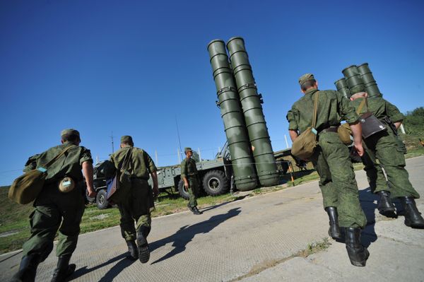 C-400 Triumph missiles protect air lines of Moscow and central industrial regions of Russia - Sputnik International