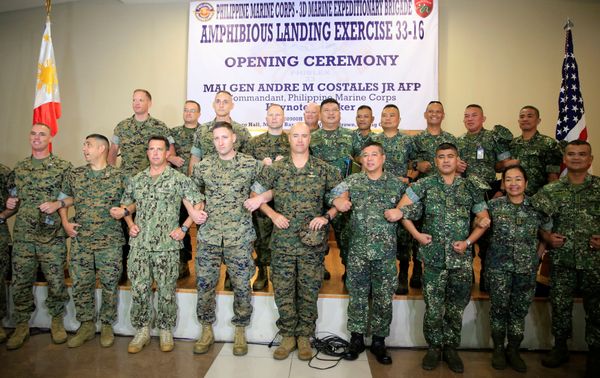 US Marine Corps and Philippine Marine Corps personnel link arms during the opening ceremony of annual Philippines-US amphibious landing exercise (PHILBLEX) inside the marines headquarters in Taguig city, metro Manila, Philippines October 4, 2016.  - Sputnik International