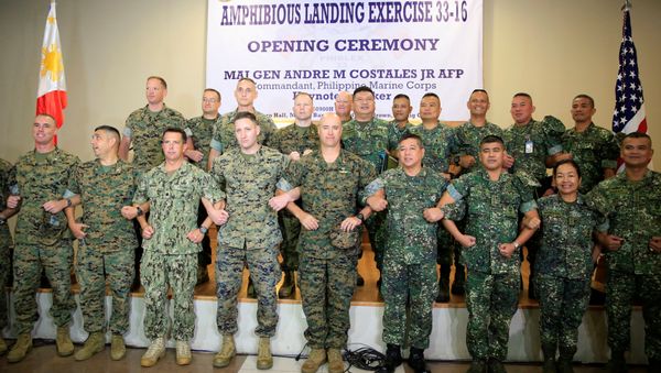 US Marine Corps and Philippine Marine Corps personnel link arms during the opening ceremony of annual Philippines-US amphibious landing exercise (PHILBLEX) inside the marines headquarters in Taguig city, metro Manila, Philippines October 4, 2016. US Marine Corps and Philippine Marine Corps personnel link arms during the opening ceremony of annual Philippines-US amphibious landing exercise (PHILBLEX) inside the marines headquarters in Taguig city, metro Manila, Philippines October 4, 2016. - Sputnik International