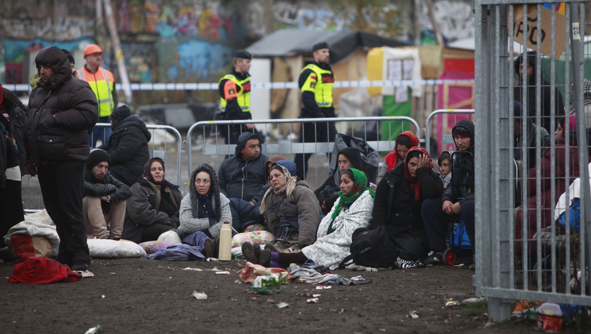 Migrants sit on the ground before leaving an illegal camp set up in Malmo (file) Migrants sit on the ground before leaving an illegal camp set up in Malmo (file) - Sputnik International, 1920, 02.02.2021
