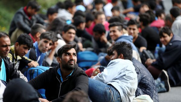 Several hundred refugees and migrants take a rest as they are heading in the direction of the Hungarian border, in Belgrade, Serbia October 4, 2016. - Sputnik International