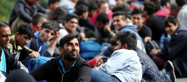 Several hundred refugees and migrants take a rest as they are heading in the direction of the Hungarian border, in Belgrade, Serbia October 4, 2016. Several hundred refugees and migrants take a rest as they are heading in the direction of the Hungarian border, in Belgrade, Serbia October 4, 2016. - Sputnik International