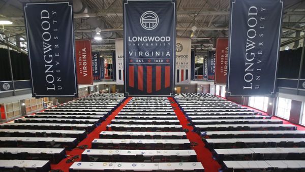 Tables are in place for the media for the Oct. 4 vice presidential debate at Longwood University in Farmville, Va. - Sputnik International