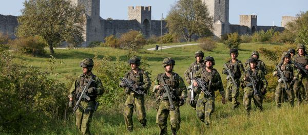 A squad from Skaraborg Armoured Regiment, currently training on the island of Gotland in the Baltic, patrols outside Visby's 13th century city wall, Sweden - Sputnik International