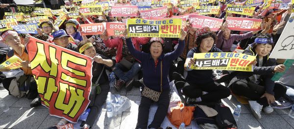 Residents in a rural South Korean town shout slogans to protest a plan to deploy an advanced US missile defense system called Terminal High-Altitude Area Defense, or THAAD, in their neighborhood, in Seoul, South Korea, Wednesday, Oct. 5, 2016. - Sputnik International