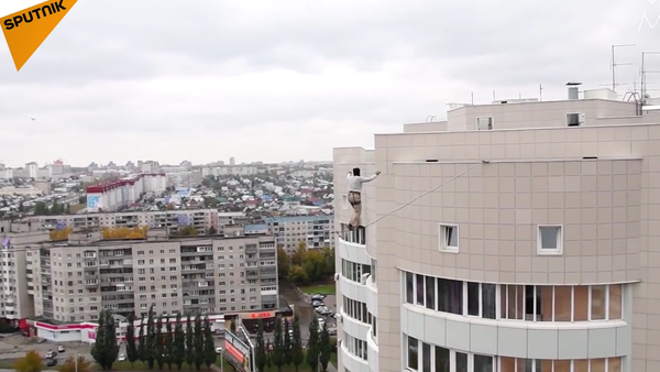 Walking High: Russian Man Performs Breathtaking Stunt - Sputnik International