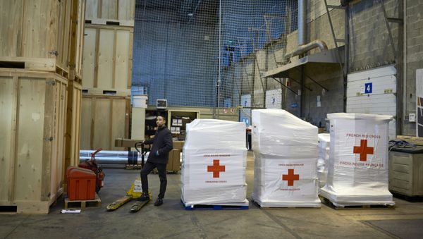 Employees prepare a convoy of four trucks transporting warm clothes and shoes to Ukraine, at the initiative of the French Red Cross in Saint-Quentin-Fallavier, eastern France - Sputnik International
