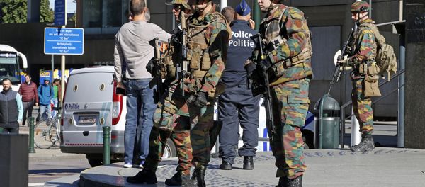 Police and army personnel stand guard during a bomb alert outside the Brussels-North (Gare du Nord - Noordstation) train station in Brussels - Sputnik International