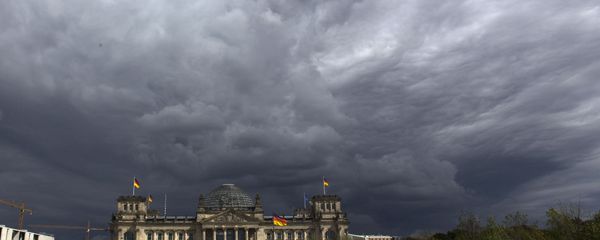 Dark clouds hang over the Reichstag, the German parliament Bundestag building, in Berlin - Sputnik International