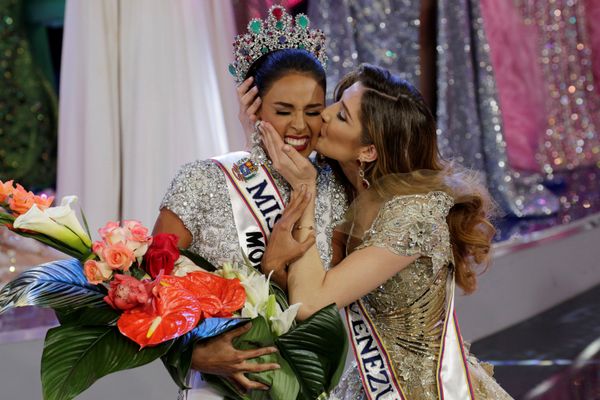 Mariam Habach, Miss Venezuela 2015 crowns contestant Miss Monagas Keysi Sayago, after she won the Miss Venezuela 2016 pageant in Caracas, Venezuela October 5, 2016 Mariam Habach, Miss Venezuela 2015 crowns contestant Miss Monagas Keysi Sayago, after she won the Miss Venezuela 2016 pageant in Caracas, Venezuela October 5, 2016 - Sputnik International