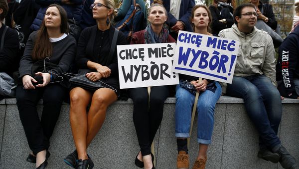 Women hold placards as they take part in an abortion rights campaigners' demonstration Black Protest in front of the Parliament in Warsaw, Poland October 1, 2016. The placards read: I want to have a choice! - Sputnik International