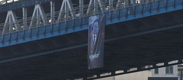 A banner with an image of Russian President Vladimir Putin hangs from the Manhattan Bridge in New York - Sputnik International