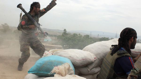 An Afghan National Army soldier, left, shouts against the Taliban, after firing a rocket towards Taliban positions, on the outskirts of Kunduz, northern Afghanistan (File) - Sputnik International