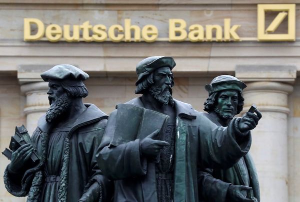 A statue is pictured next to the logo of Germany's Deutsche Bank in Frankfurt, Germany, September 30, 2016 - Sputnik International
