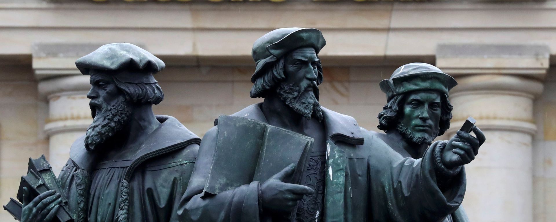 A statue is pictured next to the logo of Germany's Deutsche Bank in Frankfurt, Germany, September 30, 2016 - Sputnik International, 1920, 17.04.2022