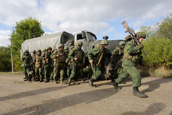 DPR militia forces leave their position during withdrawal in the village of Petrovske, some 50 km from Donetsk, on October 3, 2016 DPR militia forces leave their position during withdrawal in the village of Petrovske, some 50 km from Donetsk, on October 3, 2016 - Sputnik International