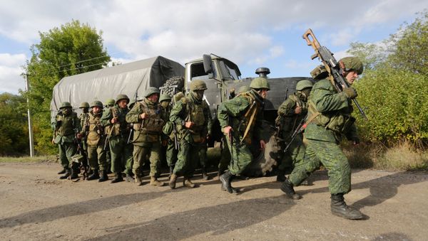 DPR militia forces leave their position during withdrawal in the village of Petrovske, some 50 km from Donetsk, on October 3, 2016 DPR militia forces leave their position during withdrawal in the village of Petrovske, some 50 km from Donetsk, on October 3, 2016 - Sputnik International