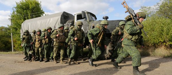 DPR militia forces leave their position during withdrawal in the village of Petrovske, some 50 km from Donetsk, on October 3, 2016 - Sputnik International