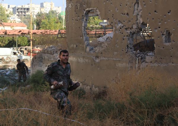 A Syrian pro-government soldier carries home-made bombs as they advance in Aleppo's rebel-held Bustan al-Basha neighbourhood on October 6, 2016 - Sputnik International