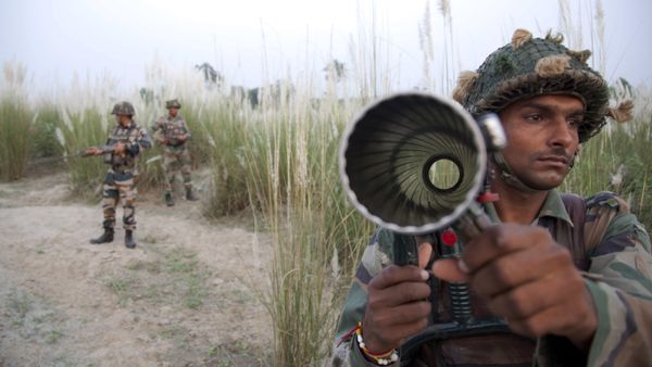 Indian army soldiers patrol near the highly militarized Line of Control dividing Kashmir between India and Pakistan, in Pallanwal sector, about 75 kilometers from Jammu, India, Tuesday, Oct. 4, 2016 Indian army soldiers patrol near the highly militarized Line of Control dividing Kashmir between India and Pakistan, in Pallanwal sector, about 75 kilometers from Jammu, India, Tuesday, Oct. 4, 2016 - Sputnik International