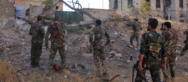 Syrian pro-government soldiers advance in Aleppo's rebel held Bustan al-Basha neighbourhood on October 6, 2016 - Sputnik International