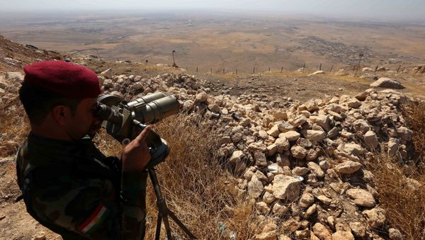 An Iraqi Kurdish Peshmerga fighter looks through binoculars on the top of Mount Zardak, about 25 kilometres east of Mosul, on October 6, 2016 An Iraqi Kurdish Peshmerga fighter looks through binoculars on the top of Mount Zardak, about 25 kilometres east of Mosul, on October 6, 2016 - Sputnik International