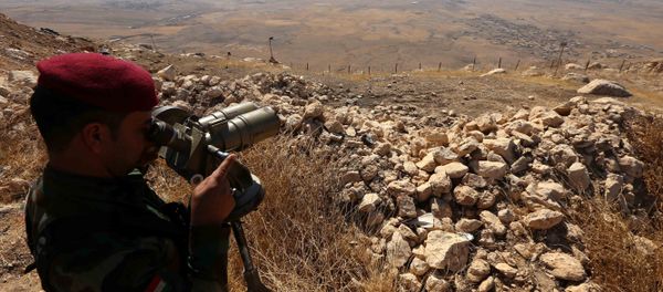An Iraqi Kurdish Peshmerga fighter looks through binoculars on the top of Mount Zardak, about 25 kilometres east of Mosul, on October 6, 2016 An Iraqi Kurdish Peshmerga fighter looks through binoculars on the top of Mount Zardak, about 25 kilometres east of Mosul, on October 6, 2016 - Sputnik International