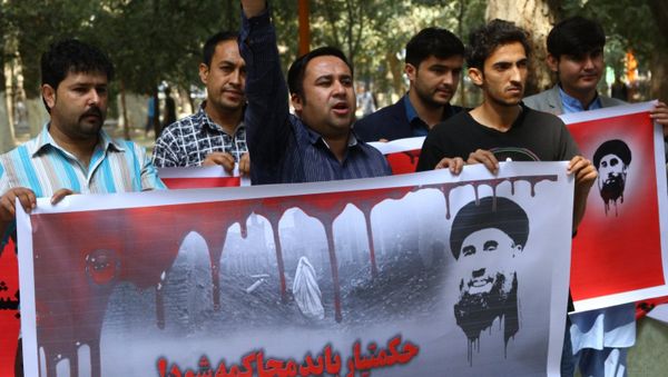 Protesters in Kabul bearing a banner that says Put Hekmatyar on trial! Protesters in Kabul bearing a banner that says Put Hekmatyar on trial! - Sputnik International