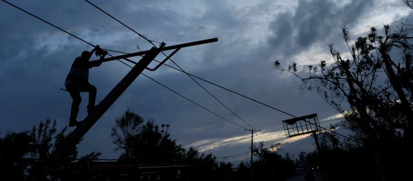 A worker for an electricity company fixes a power line affected by Hurricane Matthew on the outskirts of Les Cayes, Haiti, October 6, 2016 - Sputnik International
