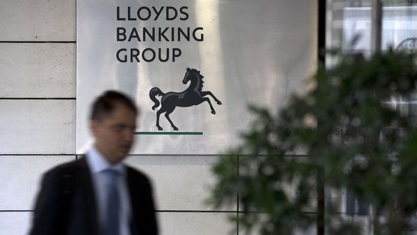 A man passes the entrance to the headquarters of Lloyds Banking Group in the City of London on July 28, 2016 A man passes the entrance to the headquarters of Lloyds Banking Group in the City of London on July 28, 2016 - Sputnik International