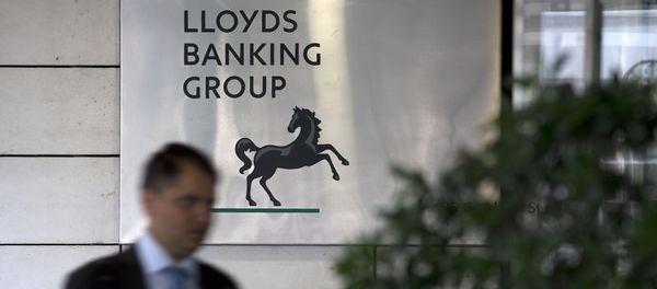 A man passes the entrance to the headquarters of Lloyds Banking Group in the City of London on July 28, 2016 A man passes the entrance to the headquarters of Lloyds Banking Group in the City of London on July 28, 2016 - Sputnik International