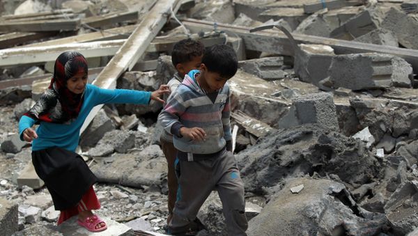 Yemeni children walk amidst the rubble of a house in Yemen's Huthi rebel-held capital Sanaa on August 11, 2016. - Sputnik International