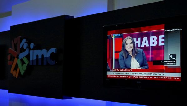 News anchor Banu Guven is seen on a screen during a news broadcast at a studio of IMC TV, a news broadcaster slated for closure, in Istanbul, Turkey, September 30, 2016. News anchor Banu Guven is seen on a screen during a news broadcast at a studio of IMC TV, a news broadcaster slated for closure, in Istanbul, Turkey, September 30, 2016. - Sputnik International