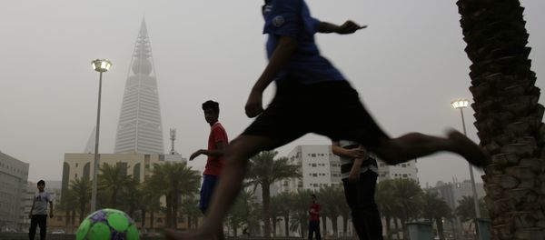 April 25, 2015. Saudi youths play soccer in a park during a dust storm in Riyadh, Saudi Arabia. - Sputnik International
