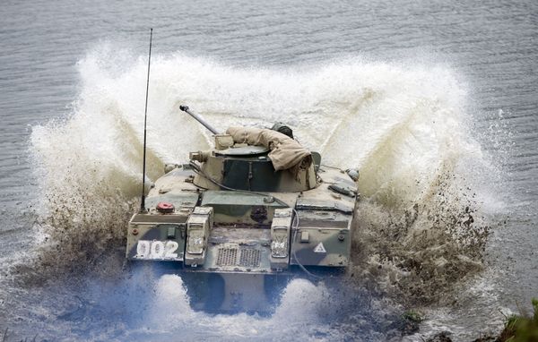 A BMD-2 airborne fighting vehicle crosses a water obstacle during a command & headquarters exercise involving the 106th Guards Airborne Division in Russia's Ryazan Region - Sputnik International