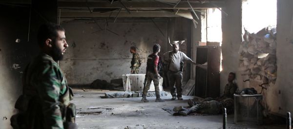 Syrian pro-government soldiers hold a position as they advance in Aleppo's restive Bustan al-Basha neighbourhood on October 6, 2016 - Sputnik International