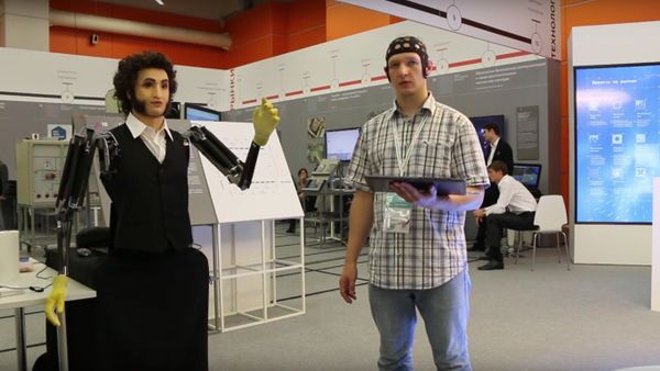 Neurobotics engineer demonstrates neuro-controlled robot Pushkin - Sputnik International