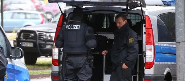 In this image taken from Nonstop News video, police officers surround an apartment in the eastern city of Chemnitz, Germany, Saturday Oct. 8, 2016 - Sputnik International