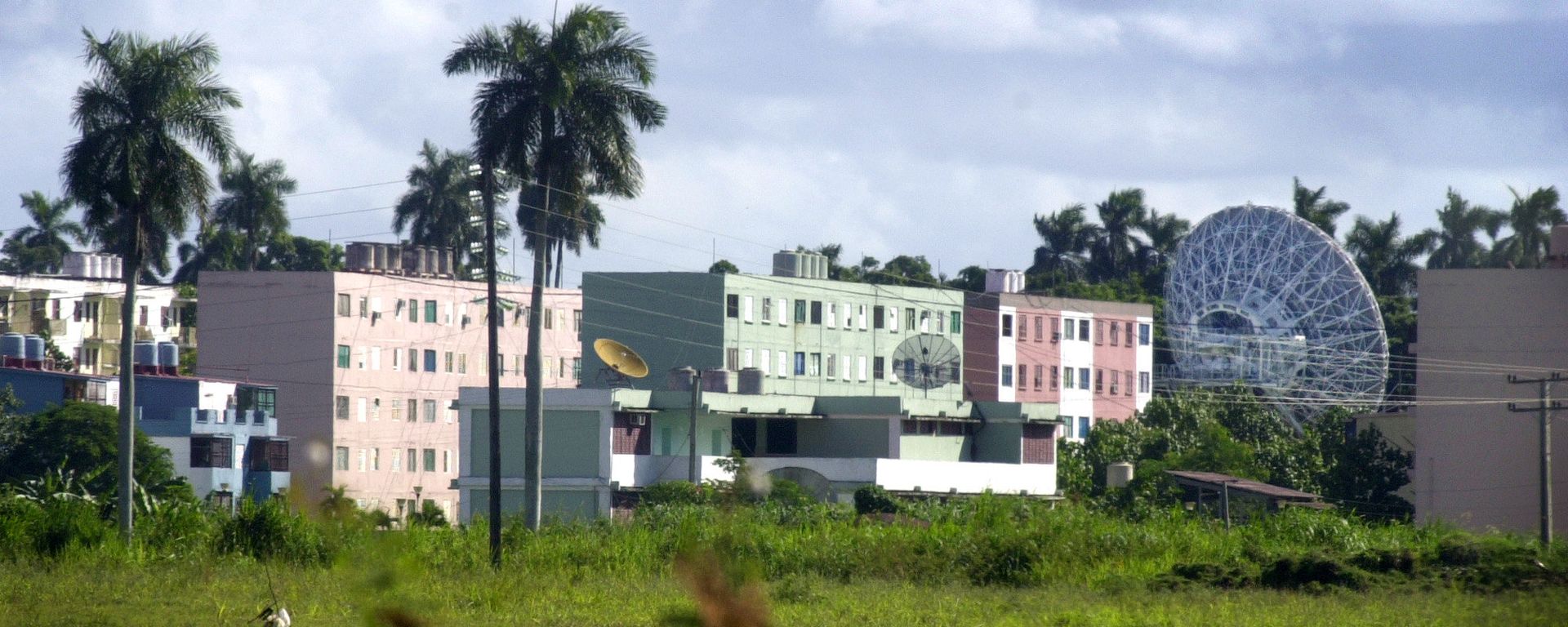A Russian radar station is seen in Lourdes, about 12 miles south of Havana, Cuba Wednesday Oct. 17, 2001 - Sputnik International, 1920, 25.01.2022