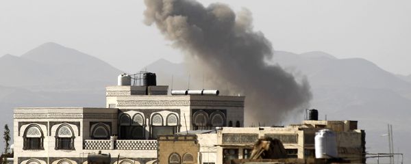 Smoke billows from buildings following a reported air strike carried out by the Saudi-led coalition in the Yemeni capital Sanaa on October 5, 2016 - Sputnik International