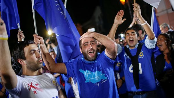 Supporters of ruling Georgian Dream party attend a rally after the parliamentary elections in Tbilisi, Georgia, October 8, 2016 - Sputnik International