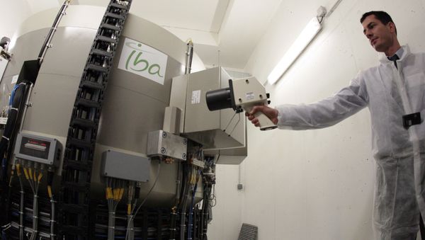 A technicians participates in the manufacturing of 'radioelements' during the unveiling of the cyclotron, a production unit of isotopes used in medical diagnosis to locate cancerous cells, on November 24, 2009 in the Saint-Louis hospital in Paris - Sputnik International
