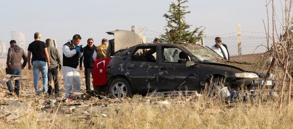 Police forensic experts examine a car after a blast detonated by two militants, in the countryside of Haymana near Ankara, Turkey, October 8, 2016 Police forensic experts examine a car after a blast detonated by two militants, in the countryside of Haymana near Ankara, Turkey, October 8, 2016 - Sputnik International