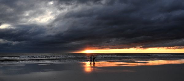 A couple watch the sunrise in Jacksonville Beach, Florida, on October 8, 2016, after Hurricane Matthew passed the area - Sputnik International