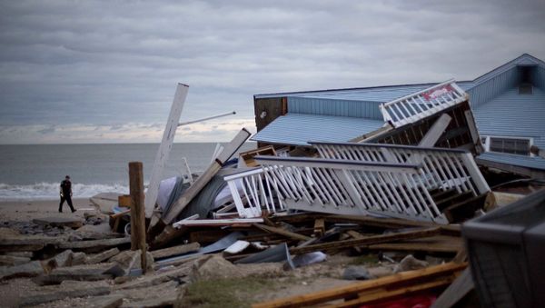 A police officer walks past the remnants of a home leveled by Hurricane Matthew after it hit the tiny beach community of Edisto Beach, S.C., Saturday, Oct. 8, 2016. - Sputnik International