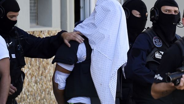 French police escort Yassin Salhi (C), a man suspected of decapitating his boss in an attack on a gas factory, as they leave his flat in Saint-Priest on June 28, 2015 - Sputnik International